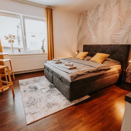 Citybeat Apartments, 400M From The Square Пилзен Екстериор снимка
