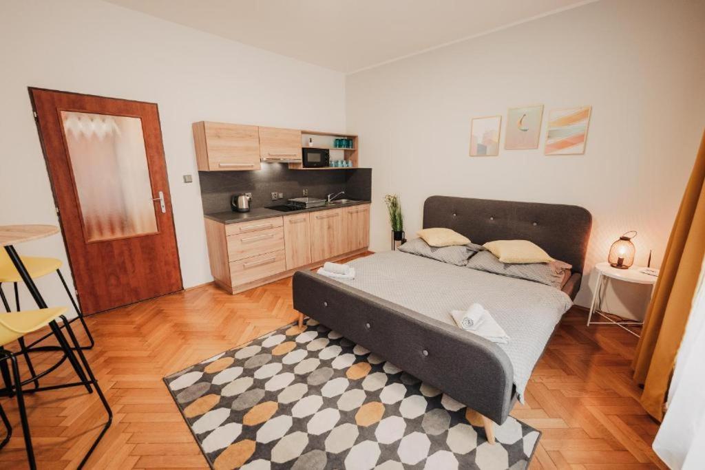 Citybeat Apartments, 400M From The Square Пилзен Екстериор снимка