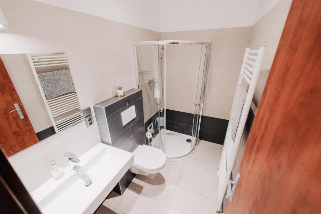 Citybeat Apartments, 400M From The Square Пилзен Екстериор снимка