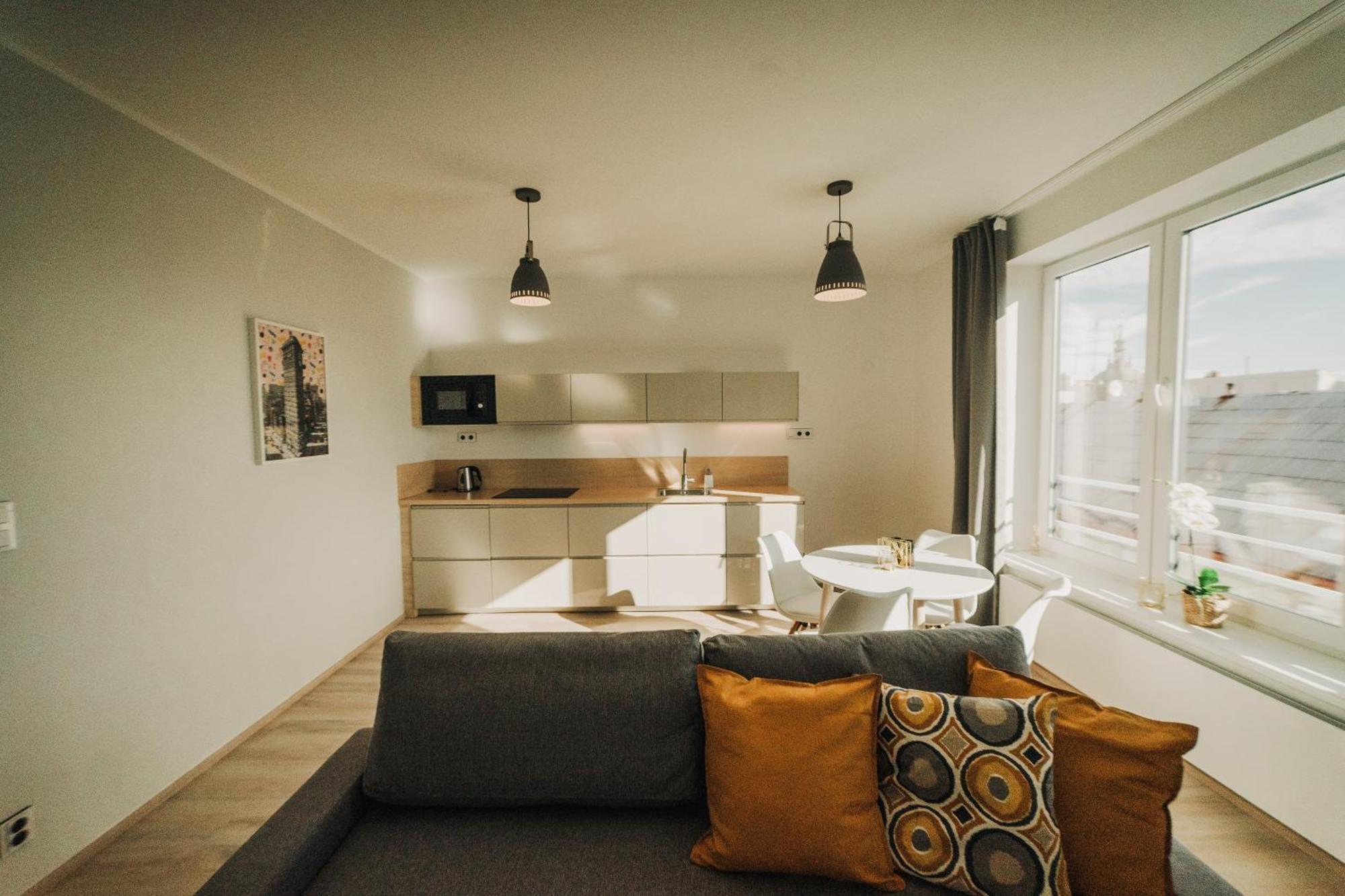 Citybeat Apartments, 400M From The Square Пилзен Екстериор снимка