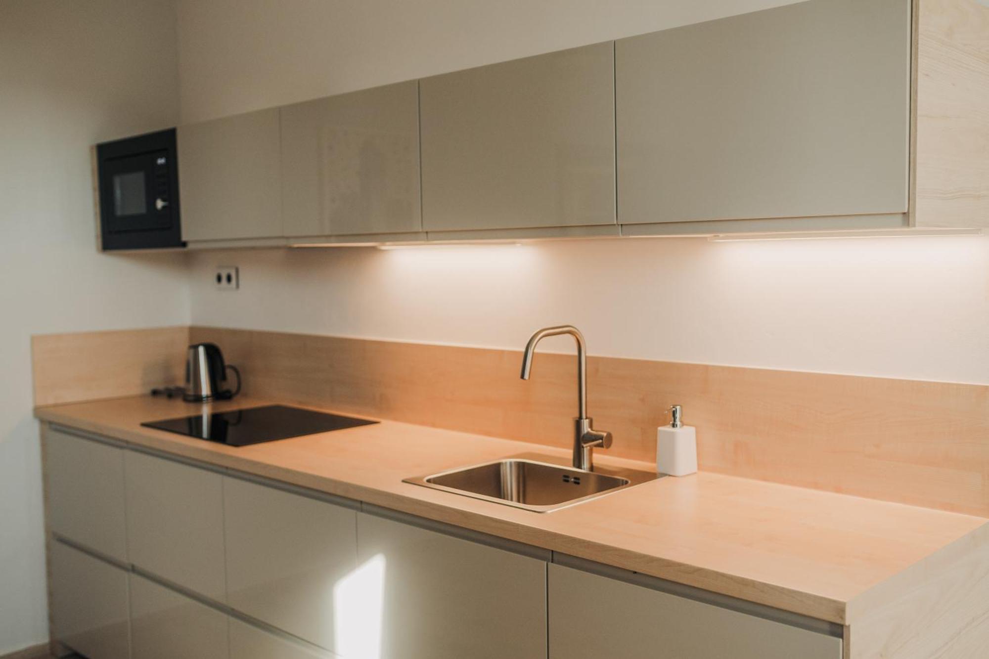 Citybeat Apartments, 400M From The Square Пилзен Екстериор снимка