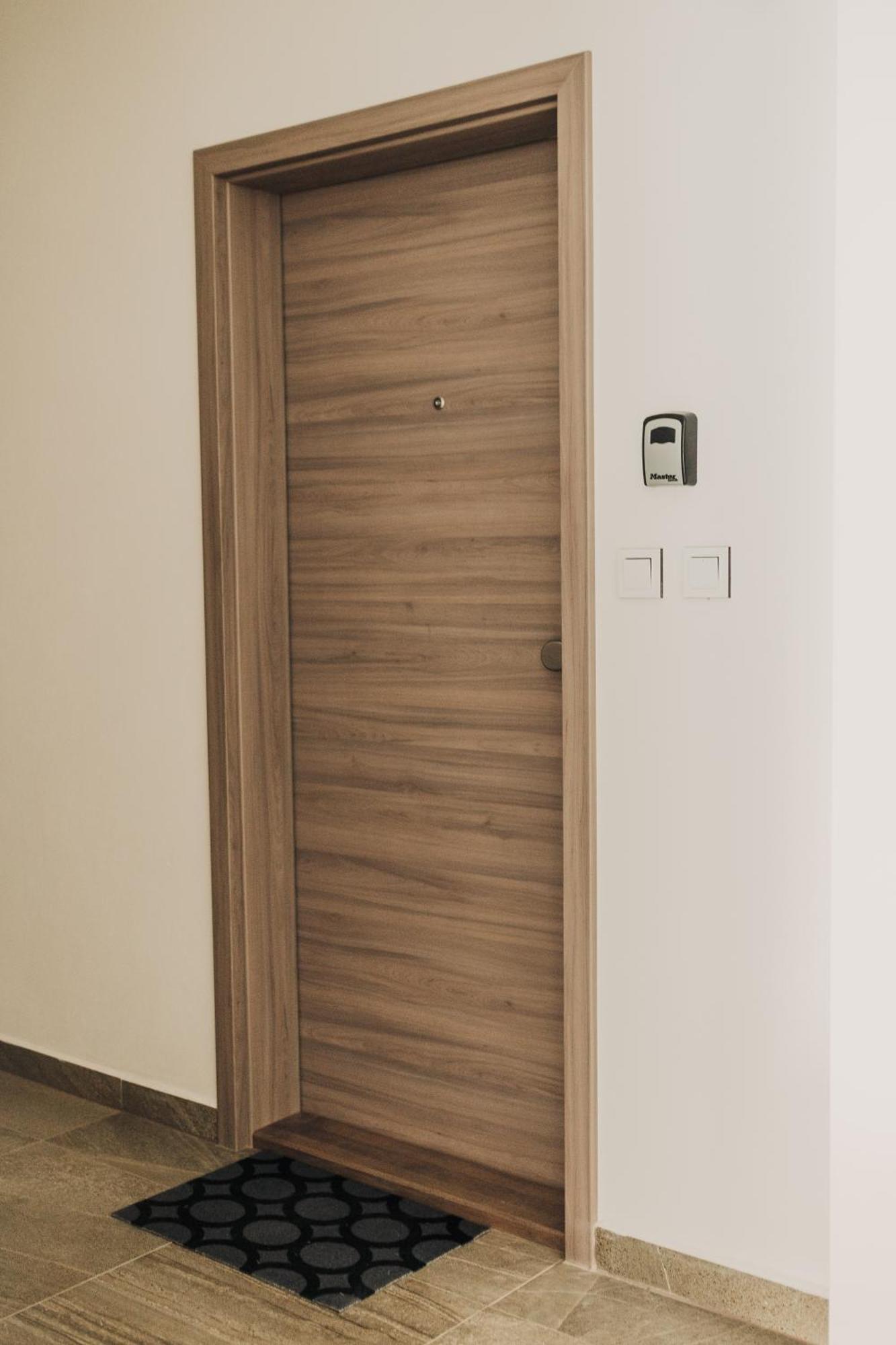 Citybeat Apartments, 400M From The Square Пилзен Екстериор снимка