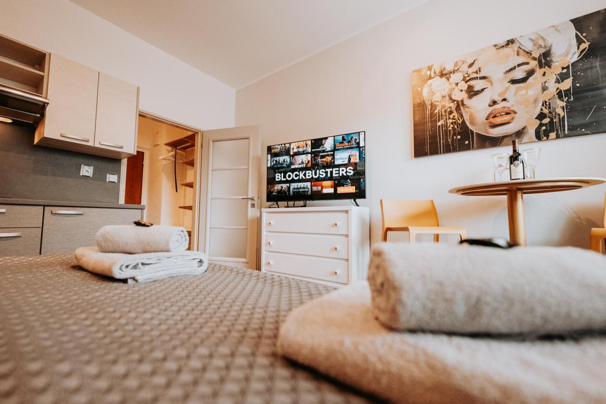 Citybeat Apartments, 400M From The Square Пилзен Екстериор снимка