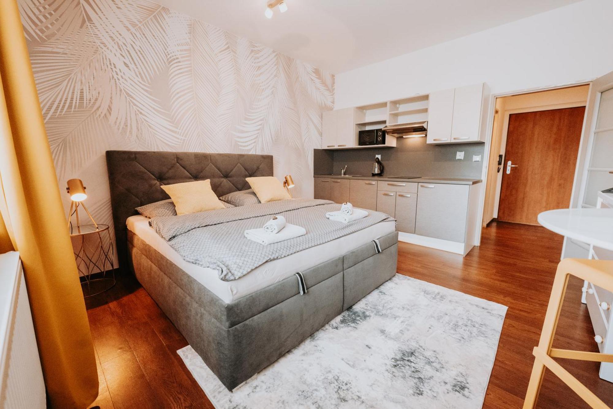 Citybeat Apartments, 400M From The Square Пилзен Екстериор снимка