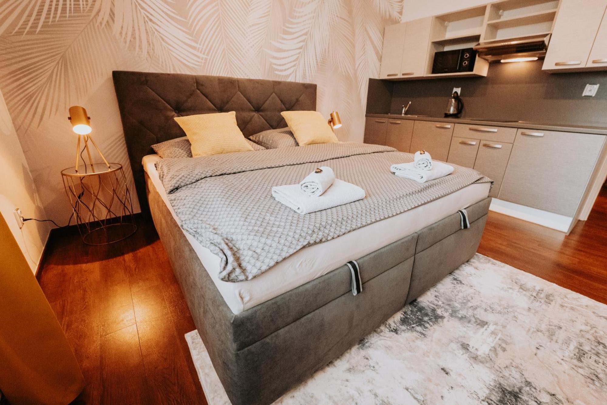 Citybeat Apartments, 400M From The Square Пилзен Екстериор снимка