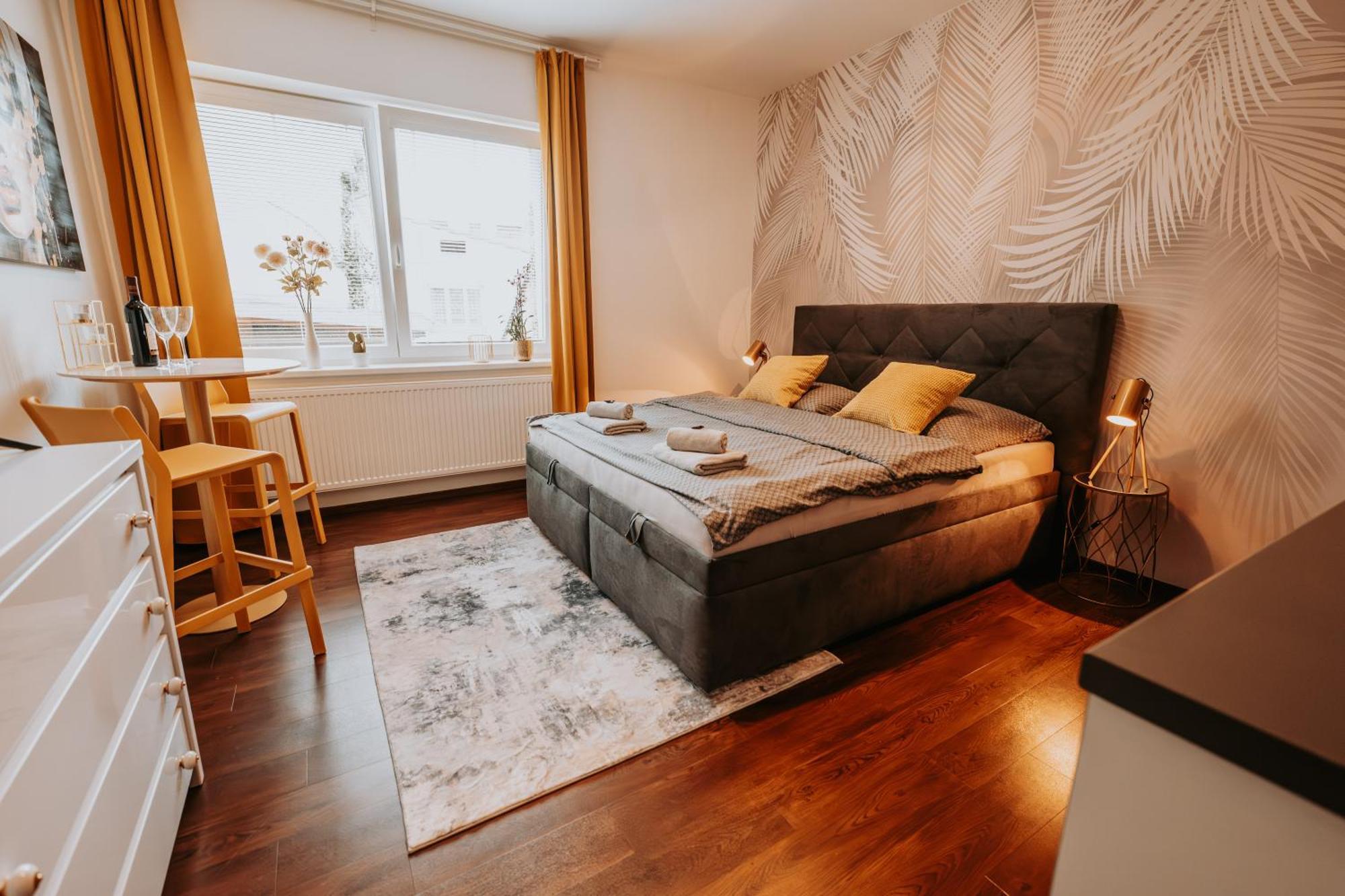 Citybeat Apartments, 400M From The Square Пилзен Екстериор снимка